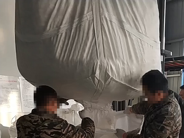 上进料小口、底卸料小口